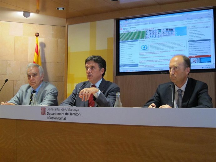 Conseller De Territorio Y Sostenibilidad, Lluís Recoder, Rodeado De Altos Cargos