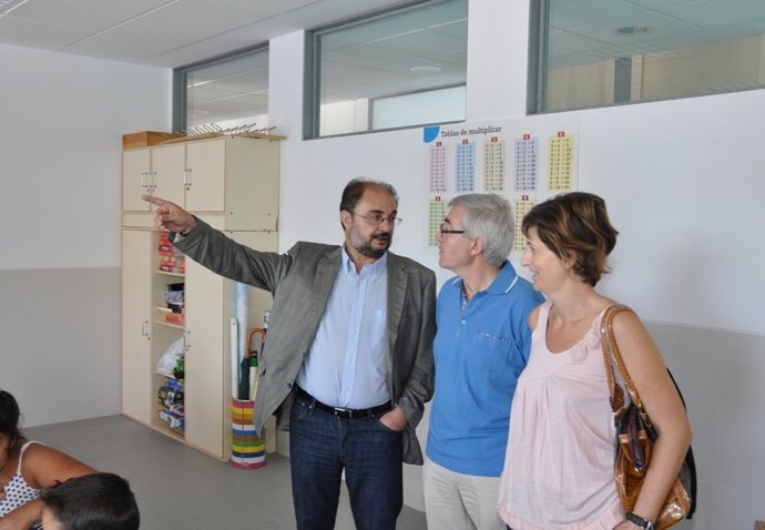 El Alcalde De Ejea, La Concejal Y El Director Del Nuevo Colegio En La Visita