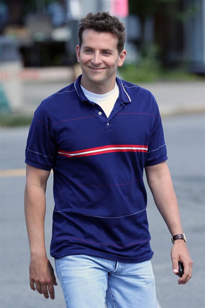 Bradley Cooper Andando Por La Calle
