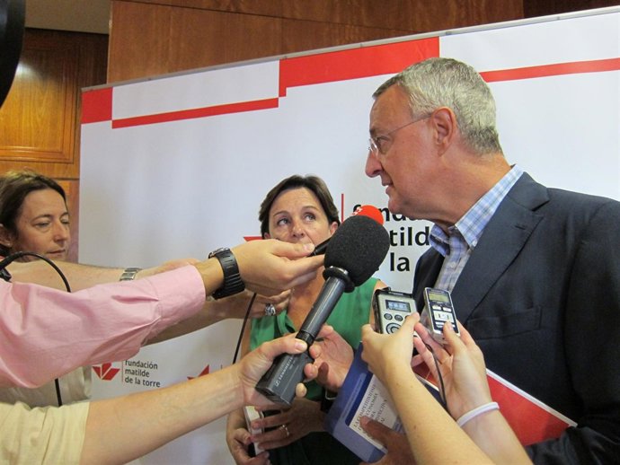 El Ex Ministro Jesús Caldera Y Dolores Gorostiaga