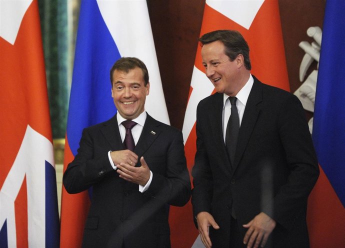 El Presidente De Rusia Dimitri Medvedev Y El Británico David Cameron