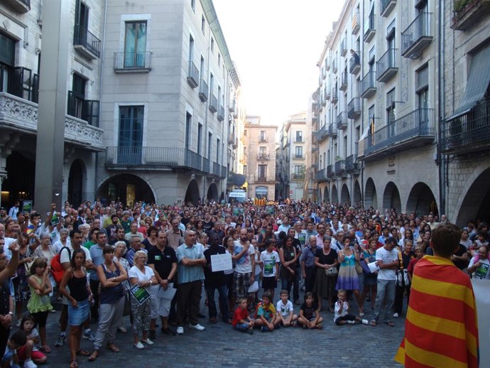 Concentración En Girona A Favor Del Modelo De Escuela Catalana