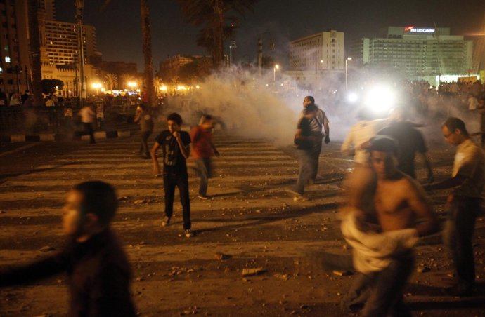 La Policía Lanza Gases Lacrimógenos Contra Concentrados En Tahrir