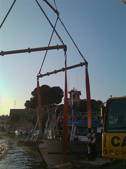 Labores Para Reflotar El Barco En Sant Feliu De Guíxols
