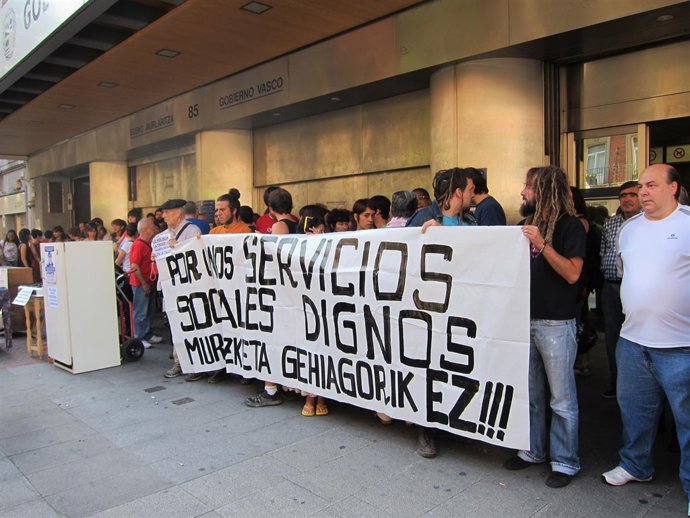 Colectivos Sociales Protestan Ante El Gobierno Vasco