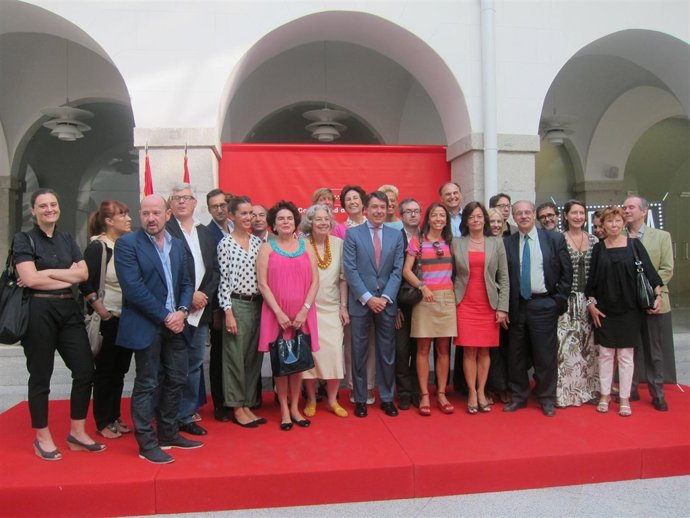 Galeristas Con El Vicepresidente De La Comunidad De Madrid