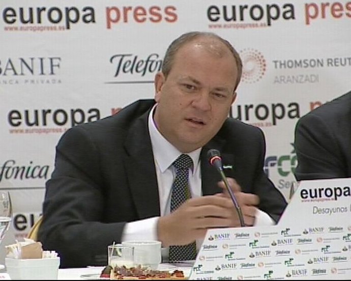 Monago bromea con que se necesita una secretaría del amor