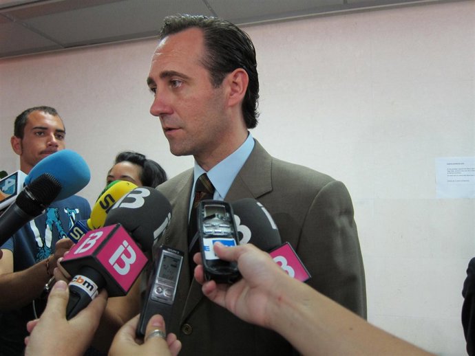 José Ramón Bauzá Atendiendo A Los Medios