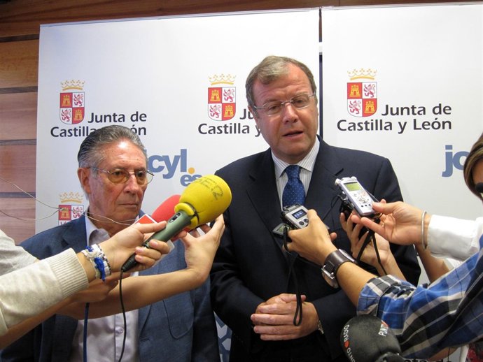 Antonio Silván Junto Al Presidente De La Federación De Pesca En Cyl 