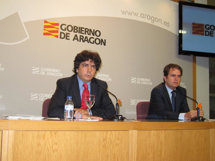 Los Consejeros Mario Garcés Y Roberto Bermúdez De Castro En La Rueda De Prensa