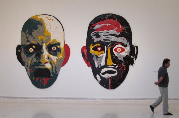 Un Espectador Pasa Ante Las Obras De Ciria En El IVAM