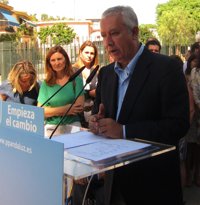 Arenas critica que Rubalcaba "se entienda" ocho años con los ricos y que a un mes de las elecciones "se pelee"