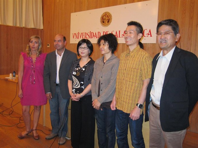 Los Organizadores De La Muestra En El Centro Hispano Japonés 