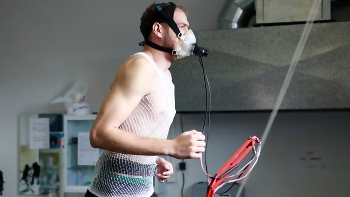 Luka Zoric Corre Mientras Le Hacen Varias Pruebas