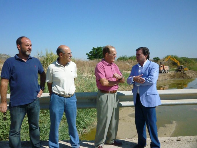 Muñoz Y Moreno, Ambos A La Derecha, Visitan Los Trabajos En El Arroyo Salado.