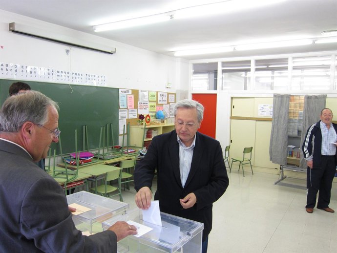 Patxi Zabaleta, Votando En Las Elecciones Forales Y Municipales De 2011.