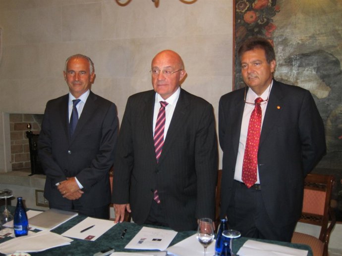 El Presidente Del Banco Sabadell, Josep Oliu (Centro).