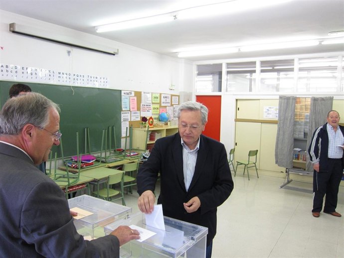 Patxi Zabaleta, Votando En Las Elecciones Forales Y Municipales De 2011.