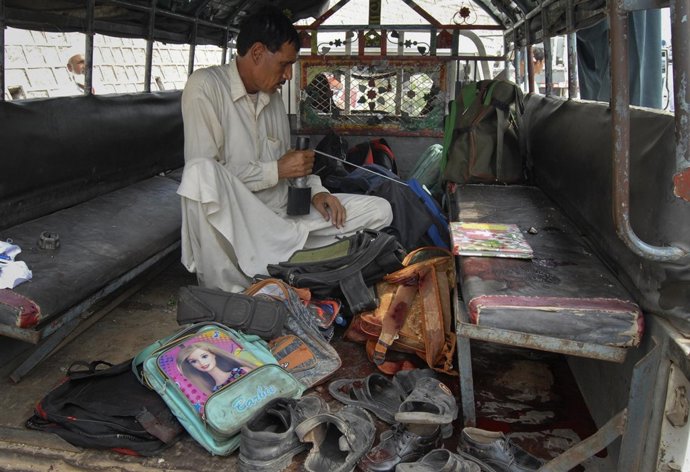 Autobús Escolar Tras Un Atentado En Peshawara (Pakistán)