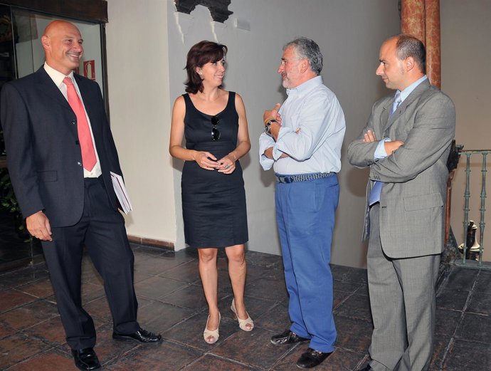 Ceballos Y Fernández De Mesa (En El Centro) Antes De La Reunión