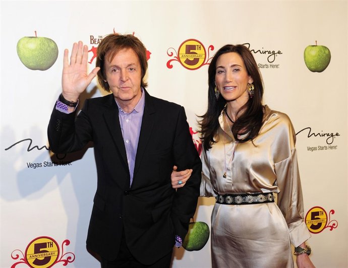Paul Mccartney Y Su Prometida, Nancy Shevell, Posan Cogidos Del Brazo 
