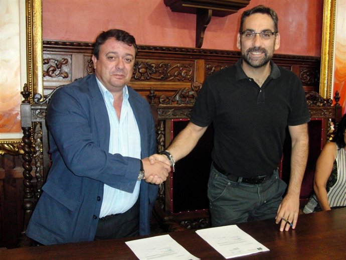 El Delegado Provincial De Empleo, Eduardo Muñoz, Junto Al Alcalde De Ayamonte.