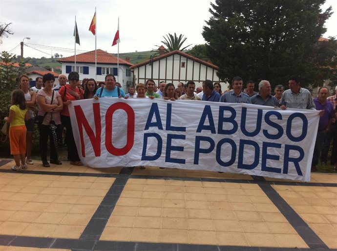 Concentración De Vecinos De Bareyo Por El Despido De Dos Trabajadores Del Ayto
