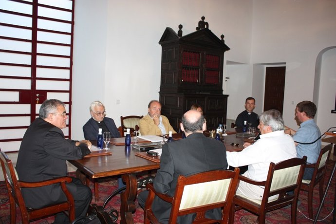 Un Momento De La Reunión En El Obispado