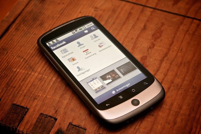 Smartphone Con Facebook Por Johan Larsson CC Flickr