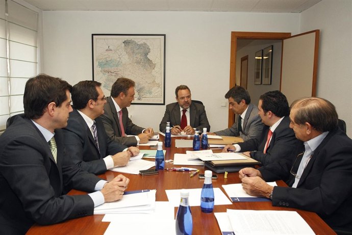 Labrador Reunido Con Los Delegados De La Junta