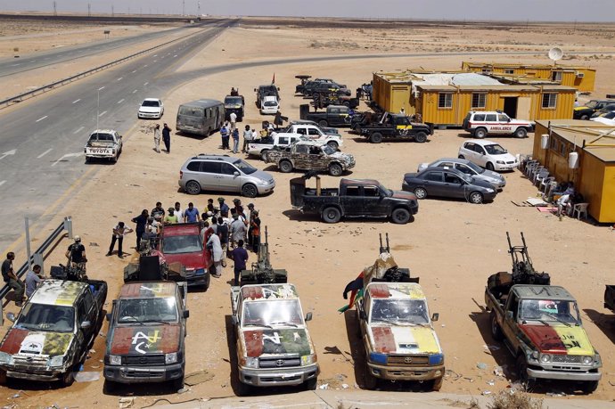 Rebeldes Libios Concentrados A Las Afueras De Un Enclave Gadafista