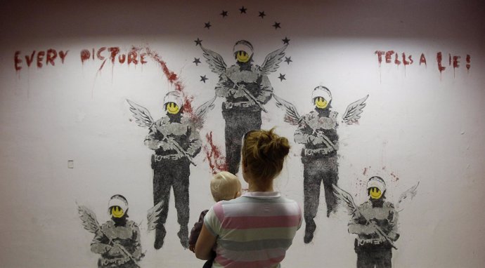 'Every Picture Tells A Lie'  De Banksy 