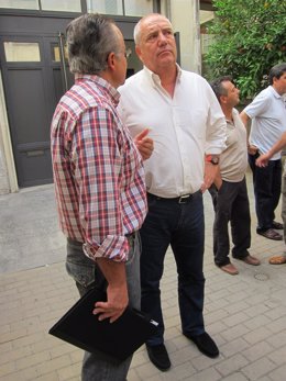 José Moral Y Francisco Carbonero Conversan Antes De Atender A Los Medios En Jaén