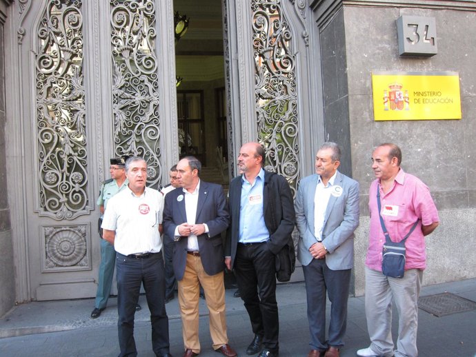 Sindicatos Docentes Entregan Una Declaración Al Ministerio De Educación