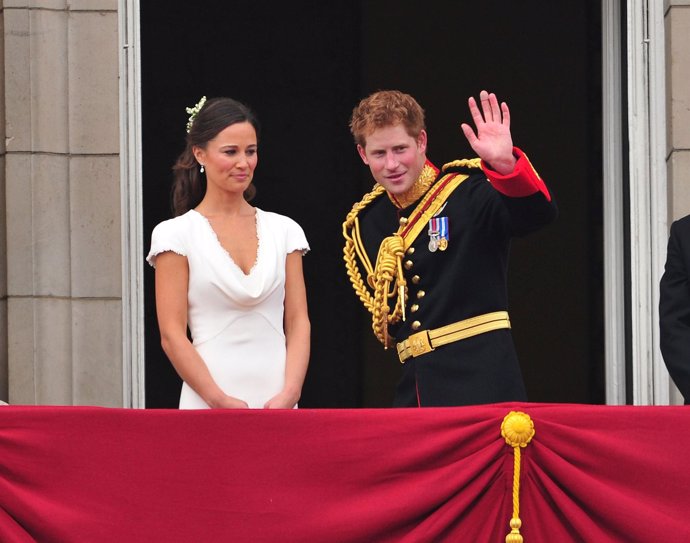 Pippa Middleton Y El Príncipe Harry Saludan Desde El Balcón 