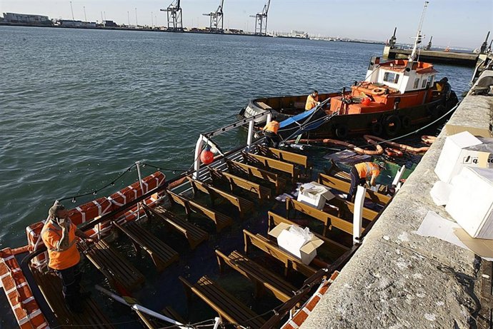 El Vaporcito Del Puerto Hundido En El Muelle De Cádiz