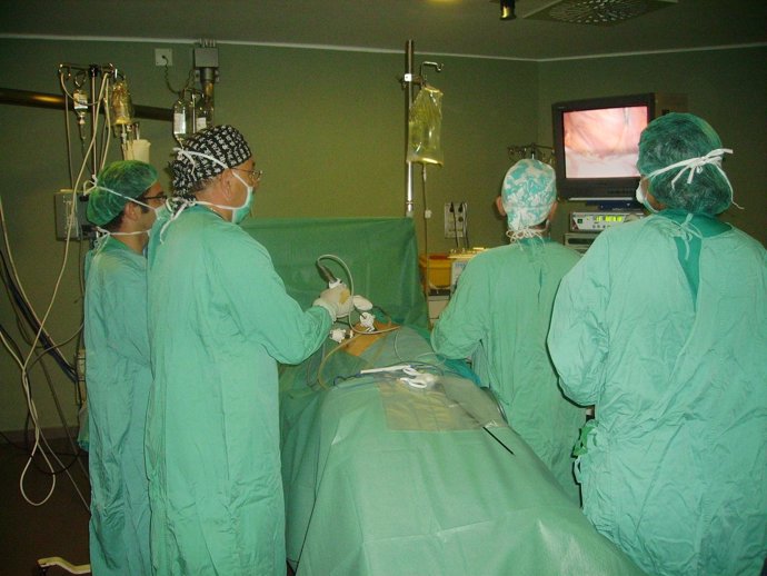 Cirujanos En Quirófano Realizando Un Trasplante De Donante Vivo