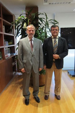 Villalobos Con Faustino Valdés A Su Izquierda.