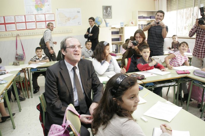 Ministro de Educación, Ángel Gabilondo, con alumnos de Primaria de Ceuta
