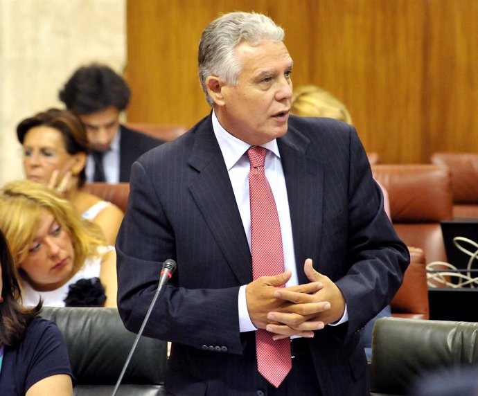 El Consejero De Gobernación Y Justicia, Francisco Menacho, En El Parlemento