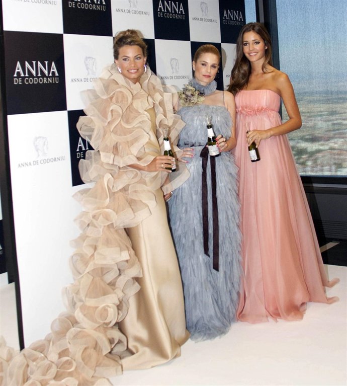 Carla Goyanes, Olivia De Borbón Y Malena Costa Luciendo Tres Diseños De V&L