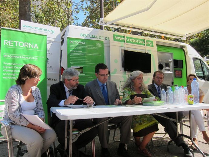 El Presidente De La ARC, Josep Maria Tost, Recibe La Furgoneta Retorna
