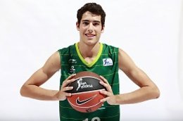 Álex Abrines Posa Con Un Balón 