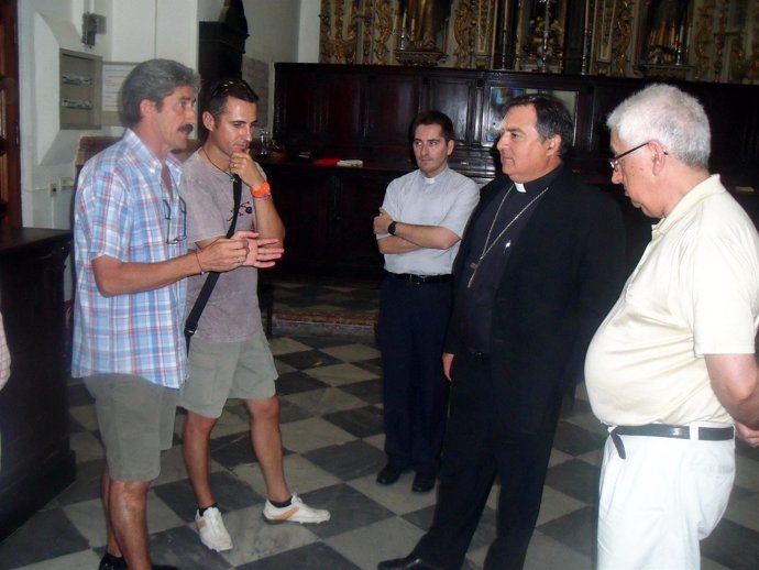 Monseñor Mazuelos Con Trabajadores Encerrados En Una Iglesia Jerezana