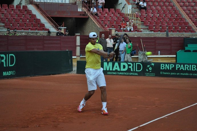 El Tenista Español Rafa Nadal Entrenando En Córdoba