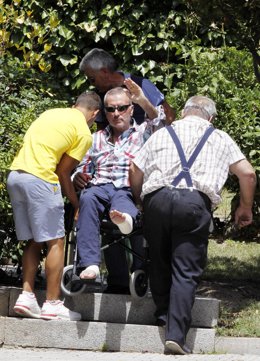 José Ortega Cano Saludando En Silla De Ruedas Rodeado De Su Familia