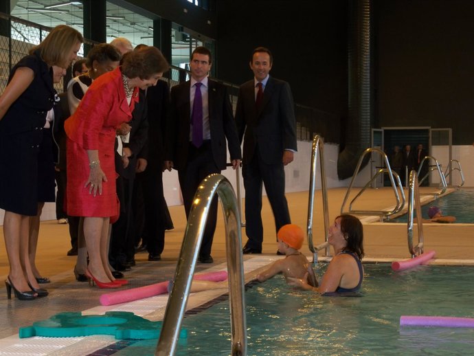 La Reina Doña Sofía Saluda A Un Niño En La Piscina