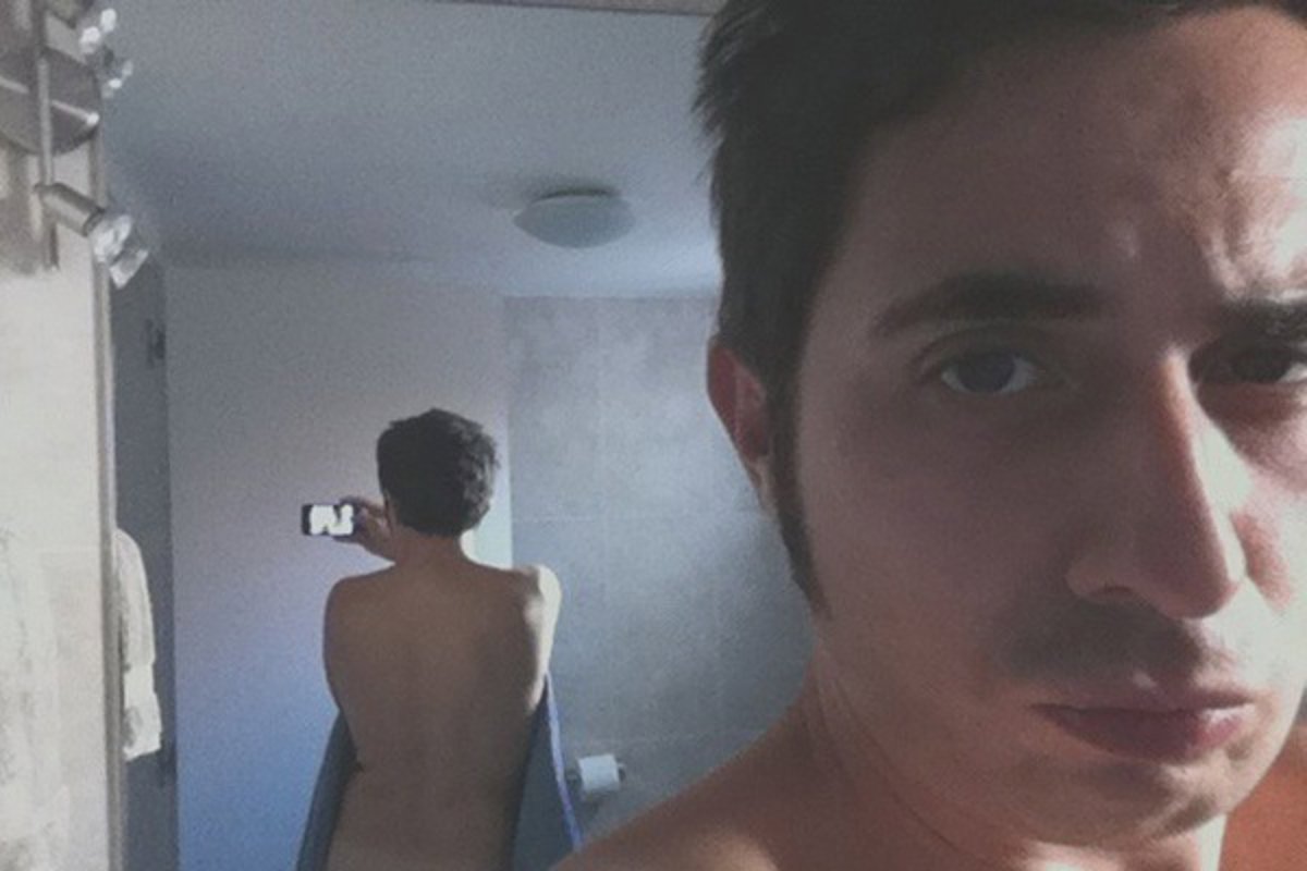 Berto Romero emula las fotos del desnudo de Scarlett Johansson en Twitter