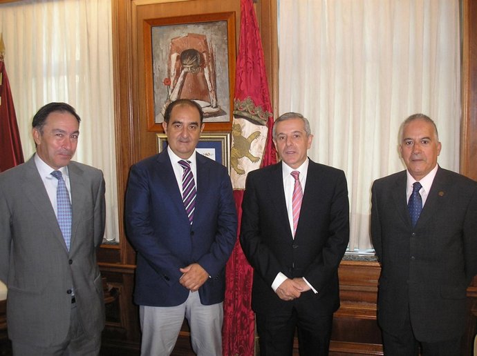 Gutiérrez Y José Sevilla Con Otros Representantes Del Órgano Colegial.    