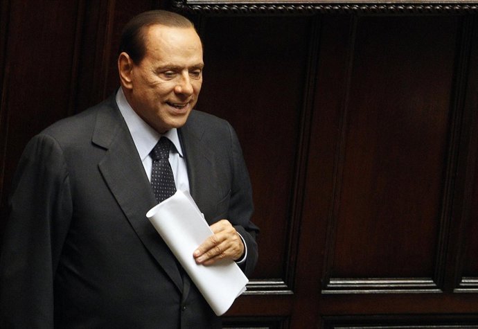 El Primer Ministro Silvio Berlusconi Merodeando Por El Parlamento